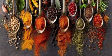 Mit verschiedenen Kräutern und Gewürzen kann man Appetitmangel entgegenwirken. (Bild: Dionisvera/fotolia.com)