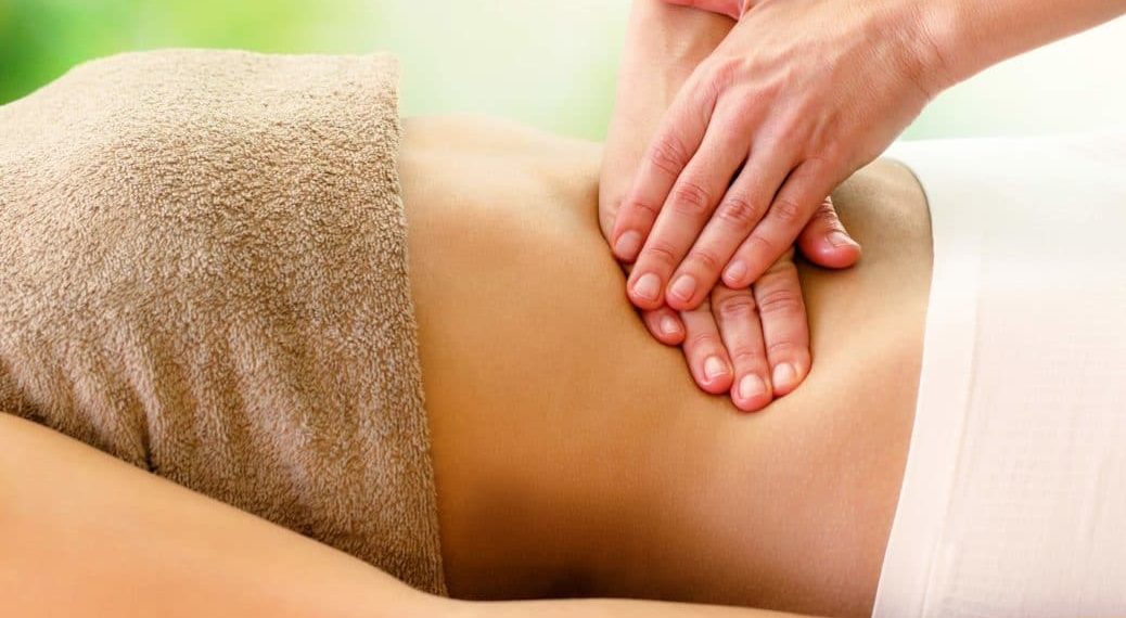 Massage, bei der Druck auf die Bauchdecke ausgeübt wird, sollte einem Therapeuten überlassen werden. (Bild: karelnoppe/fotolia.com)