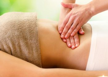 Massage, bei der Druck auf die Bauchdecke ausgeübt wird, sollte einem Therapeuten überlassen werden. (Bild: karelnoppe/fotolia.com)