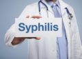 Die Franzosenkrankheit (Syphilis) ist eine sexuell übertragbare Krankheit, die trotz ihrer Behandelbarkeit und dem möglichen Ansteckungsschutz weltweit steigende Infektionszahlen verzeichnet. (Bild: Coloures-Pic/fotolia.com)