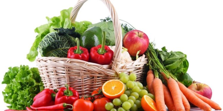 Ein Korb voller Obst und Gemüse
