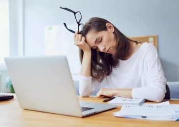 Erste Symptome bei Diabetes sind Abgeschlagenheit und Müdigkeit. Bild: baranq/fotolia.com