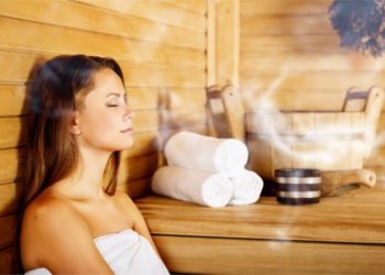 Frau in der Sauna