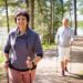Eine Frau und ein Mann beim Nordic Walking