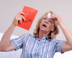 Frau mit Hitzewallung