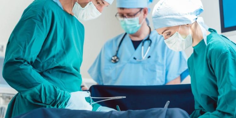 Ärzteteam beim Operieren