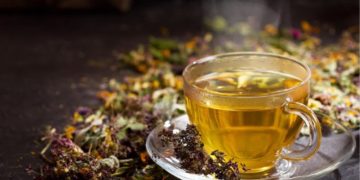 Auch bestimmte Kräutertees beruhigen und entspannen, sodass der Krampf gelöst wird, der zum Schluckauf führt. (Bild: Nitr/fotolia.com)
