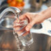 Leitungswasser ist ein hervorragender Durstlöscher. Auf Filtersysteme kann man dabei getrost verzichten. Diese können die Trinkwasserqualität sogar verschlechtern. (Bild: nicoletaionescu/fotolia.com)