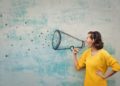 Oft gehen wir mit den Stimmbändern leichtsinnig um, das kann Kehlkopfschmerzen zufolge haben. (Bild: olly/fotolia.com)