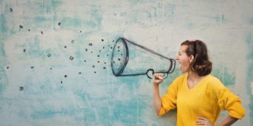 Oft gehen wir mit den Stimmbändern leichtsinnig um, das kann Kehlkopfschmerzen zufolge haben. (Bild: olly/fotolia.com)