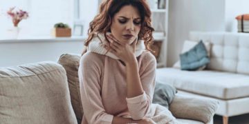 Oft sind Kehlkopfschmerzen Folge eines nicht vollständig ausgeheilten grippalen Infekts oder einer Erkältung. (Bild: gstockstudio/fotolia.com)