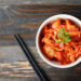 Milchsäurebakterien, die sich auch im Kimchi-Slata finden, unterstützen die Darmtätigkeit. (Bild: nungning20/fotolia.com)
