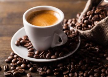 Auf den Kaffee nach dem Essen braucht nicht verzichtet werden, wenn in der Mittagszeit ein kurzes Powernapping eingelegt werden soll. (Bild: BillionPhotos.com/fotolia.com)