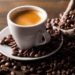 Auf den Kaffee nach dem Essen braucht nicht verzichtet werden, wenn in der Mittagszeit ein kurzes Powernapping eingelegt werden soll. (Bild: BillionPhotos.com/fotolia.com)