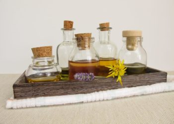 Substituieren Sie Butter oder Schmalz beim Anbraten durch Pflanzenöle. Diese bestehen meist aus gesunden und ungesättigten Fettsäuren, welche den Stoffwechsel - bei wohldosiertem Konsum - mitunter unterstützen können. (Bild: Heike Rau/fotolia.com)