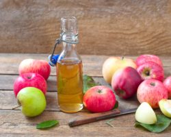 Apfelessig, Äpfel und ein Schälmesser