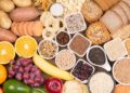 Eine große Auswahl an ballaststoffreichen Lebensmitteln wie Obst, Gemüse und Hülsenfrüchten