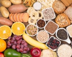 Eine große Auswahl an ballaststoffreichen Lebensmitteln wie Obst, Gemüse und Hülsenfrüchten