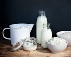 unterschiedliche Milchprodukte auf einem Tisch