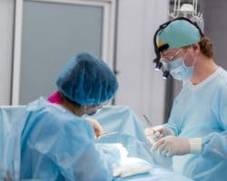 2 Personen führen eine Operation durch