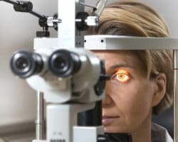 Frau beim Optiker