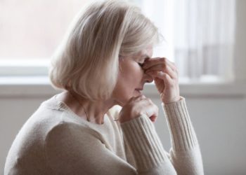 Abhängig von den Ursachen für das Reden im Schlaf können unter anderem Begleitsymptome wie Schweißausbrüche, Bluthochdruck oder Herzrasen auftreten. Die Somniloquie kann sich mitunter auf die Gemütslage auswirken, was zu Traurigkeit oder euphorischer Freude führen kann. (Bild: fizkes/fotolia.com)