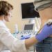 Ärztin führt eine Ultraschalluntersuchung der Nieren durch