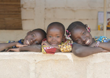 3 lächelnde farbige Kinder