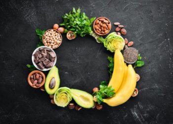 Lebensmittel mit hohem Magnesiumgehalt wie zum Beispiel Bananen, Mandeln, Avocado etc.
