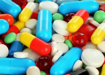 verschiedene bunte Pillen und Tabletten