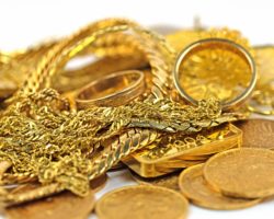 Goldschmuck liegt auf einem Haufen.