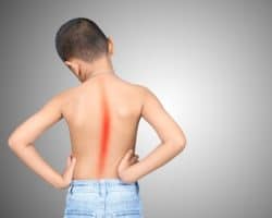 Junge von hinten mit freiem Oberkörper