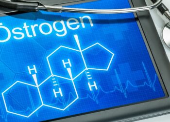 Blauer Bildschirm mit dem Schriftzug und der chemischen Formel für Östrogen sowie einem Stethoskop vor weißem Hintergrund