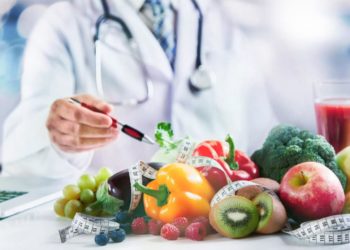 Obst und Gemüse auf dem Tisch eines Arztes