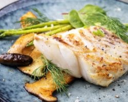 Auf Teller angerichtetes Fischfilet