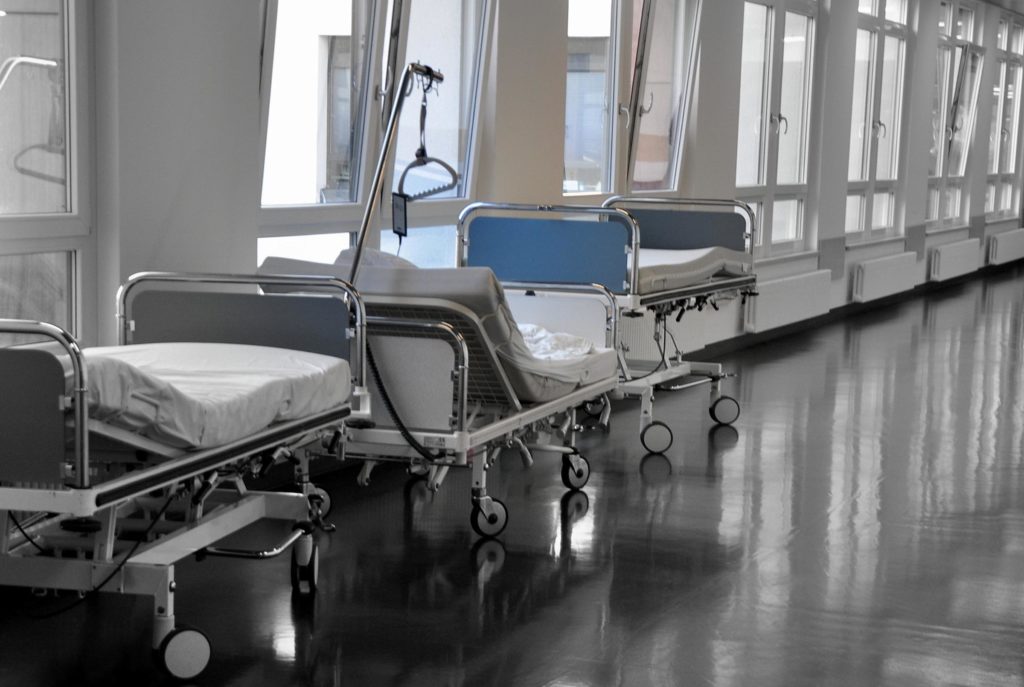 Leeres Krankenbett auf dem Flur eines Krankenhauses