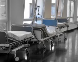 Leeres Krankenbett auf dem Flur eines Krankenhauses