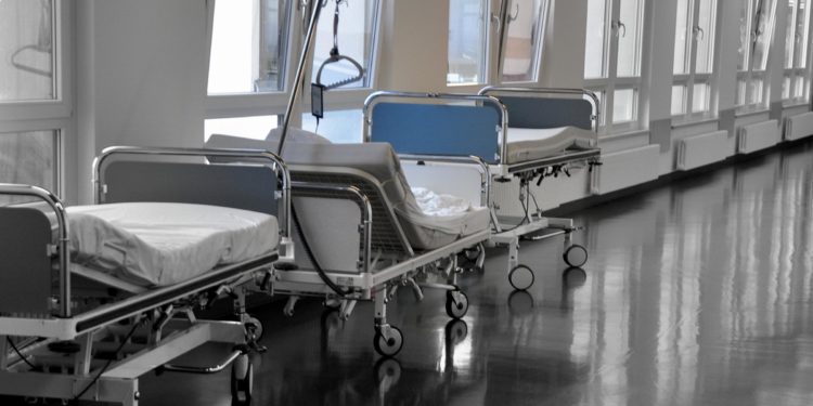 Leeres Krankenbett auf dem Flur eines Krankenhauses