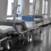 Leeres Krankenbett auf dem Flur eines Krankenhauses
