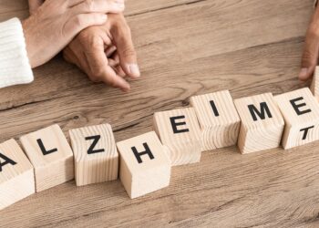 Das Wort Alzheimer als Schriftzug aus Holzblöcken mit Buchstaben gelegt.