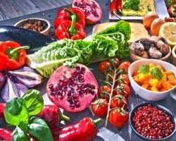 Obst, Gemüse, Nüsse auf einem Tisch