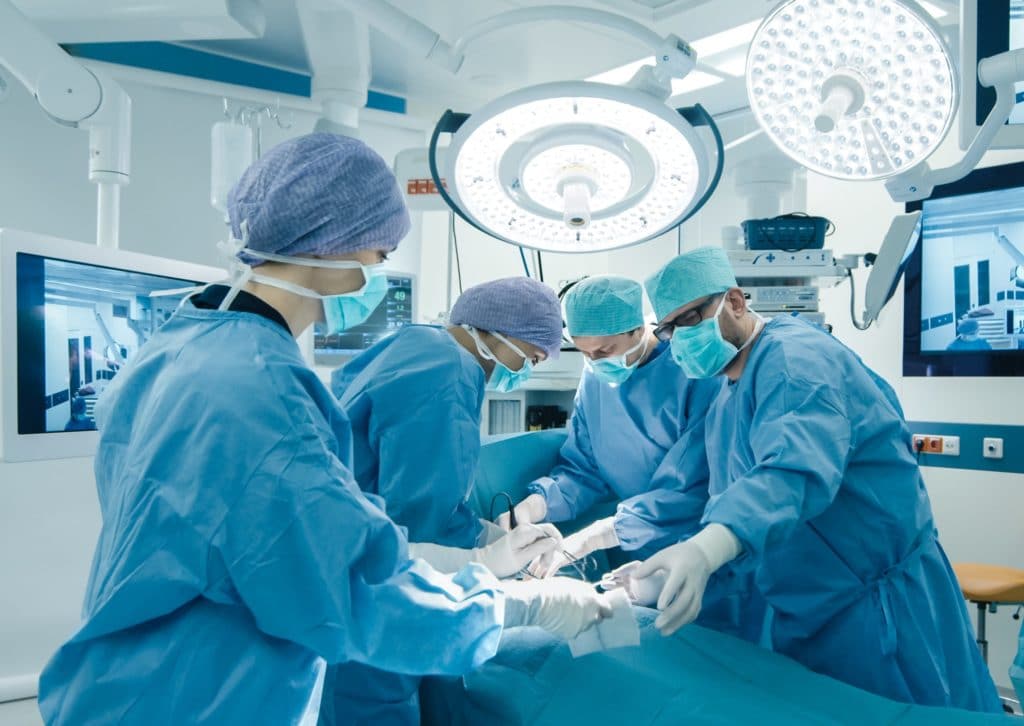 Operationsteam während eines Eingriffs im OP