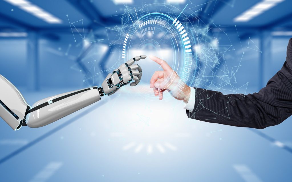 Eine menschliche Hand und eine Roboterhand berühren sich.