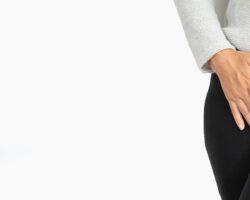 Unterleib einer Frau in schwarten Jeans
