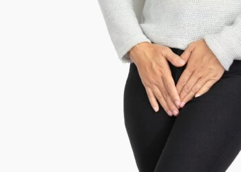 Unterleib einer Frau in schwarten Jeans