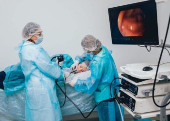 Ärzte führen Endoskopie durch