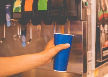 Getränke-Nachfüllung am Automaten in einem Fastfood-Restaurant