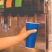 Getränke-Nachfüllung am Automaten in einem Fastfood-Restaurant