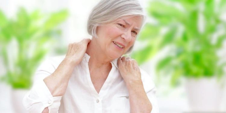 Ältere Frau mit Schulterschmerzen