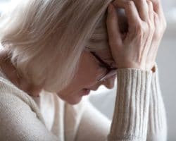 Erschöpfte Frau mit Kopfschmerz